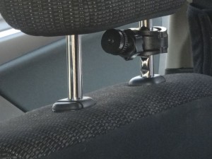 今度は前向きシート用にしてみます。ヘッドレストは柱の下側プラスチックの横がボタンになっていて、押しながら上げると取れました